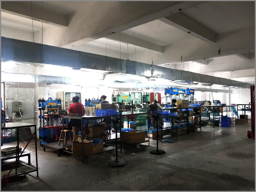 樟木頭吸盤廠車間降溫工程,環(huán)?？照{(diào),車間降溫,大型空調(diào),廠房降溫,潤(rùn)東方環(huán)?？照{(diào)